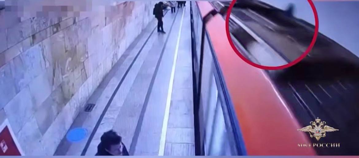 Пьяный мужчина проехал на крыше поезда метро от «Пушкинской» до «Кузнецкого моста»