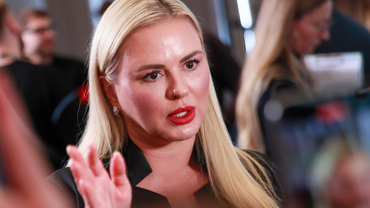 «Больно и обидно»: Семенович заявила, что ей пририсовали живот на пляжных фото