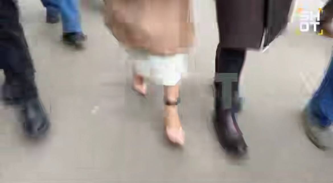 Лерчек пожаловалась, что из-за браслета ФСИН не может ходить в сапогах