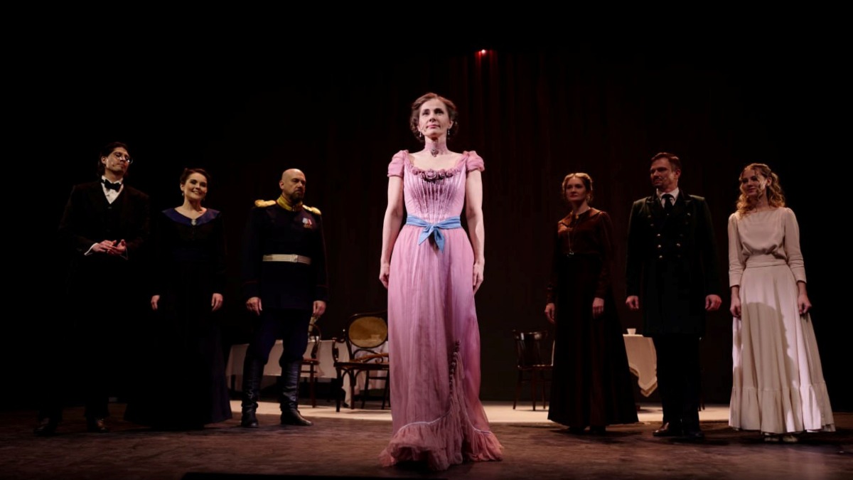 Актриса Ирина Линдт в роли Натальи Ивановны на премьере спектакля Театра на Малой Ордынке «Розовое платье» по пьесе Наталии Мошиной