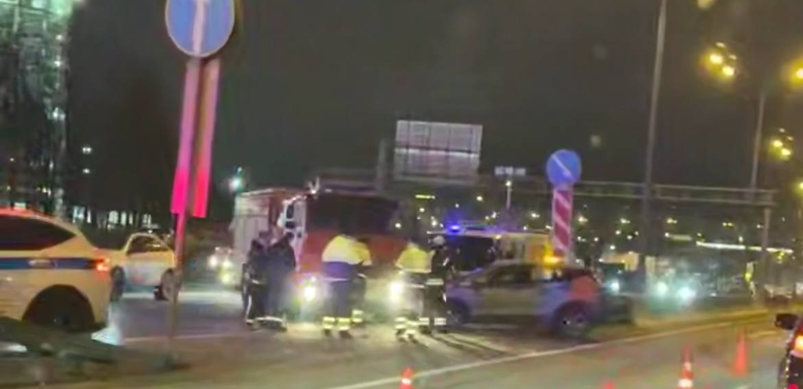 Два человека пострадали после столкновения каршеринга с автоцистерной в Москве