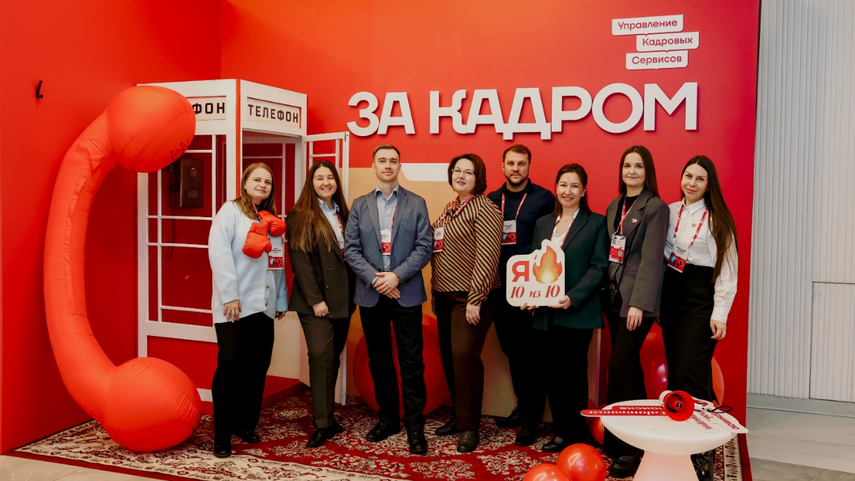 Участники конференции «За кадром» Мария Тимербулатова, Ксения Колокольцева, Антон Фролочкин, Ирина Ковалева, Александр Атаев, Гульфия Аббясова, Татьяна Жукова и Александра Петрова в рамках панельной дискуссии обсудили актуальные тренды кадровой политики Москвы