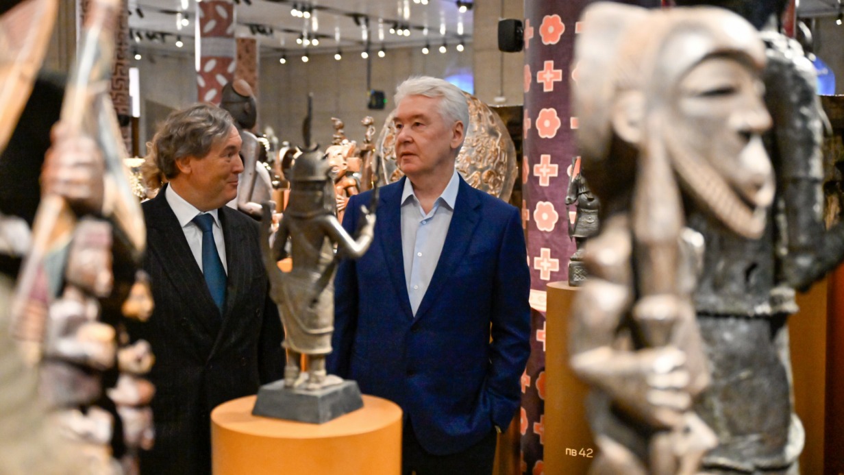 Мэр Москвы Сергей Собянин на открытии музейно-выставочного центра «ЗИЛАРТ» осматривает выставку «Африканское искусство: боги, предки, жизнь» вместе с основателем «Группы ЛСР» Андреем Молчановым