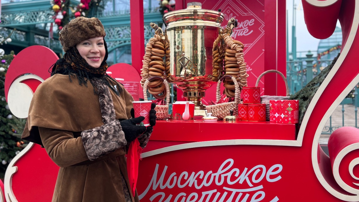 Реконструктор Светлана Костюкова в музее-заповеднике «Коломенское» предлагает всем испить московского чая из самовара