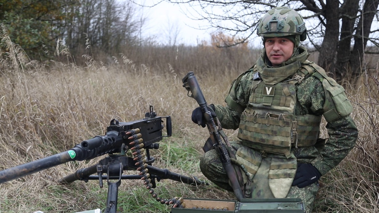 Заместитель командира взвода с позывным «Перфюм» с трофейным крупнокалиберным пулеметом Browning M2, который бойцы группировки войск «Восток» захватили при штурме Успеновки. Помимо этого, им досталось еще немало карт с маршрутами отхода противника и точками для засады