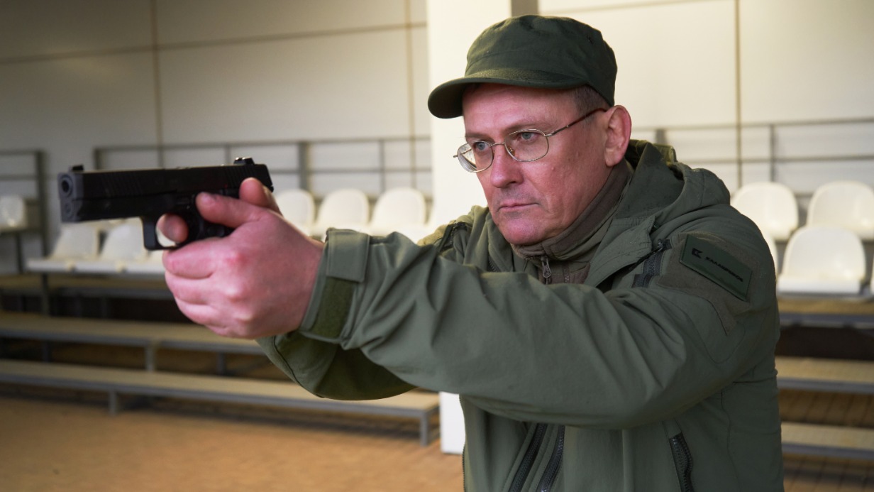 Разработчик новой линейки пистолетов, ведущий конструктор Ижевского механического завода Дмитрий Лебедев демонстрирует бронебойность ПЛК