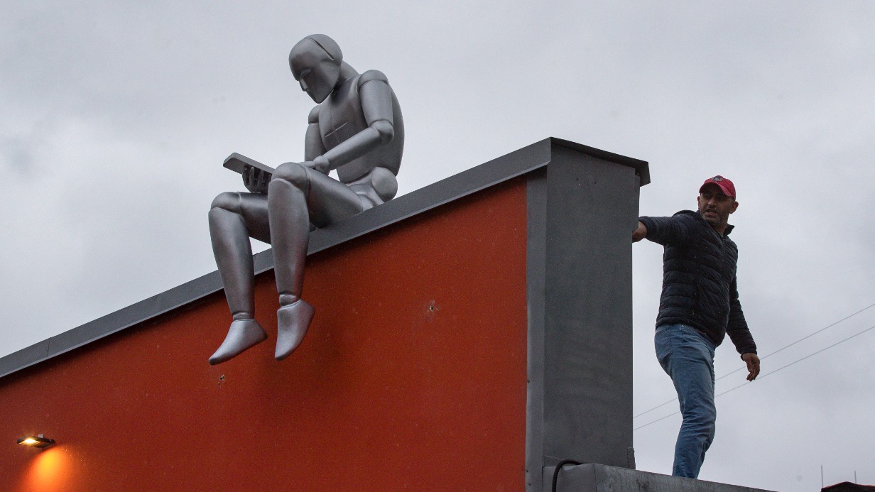 Работа российского художника Миши Моста «Одинокий андроид» на IV Биеннале уличного искусства «Артмоссфера» в Центре современного искусства «Винзавод». Эксперты уверены, что в будущем роботы cмогут помочь людям чувствовать себя менее одинокими — андроиды станут хорошими компаньонами, хоть и лишенными эмпатии