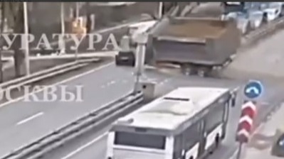 Два человека пострадали: массовое ДТП с грузовиками в Москве попало на видео