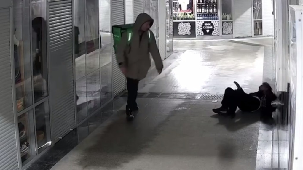 В Новосибирске курьер ударил ногой пенсионерку в лицо и скрылся