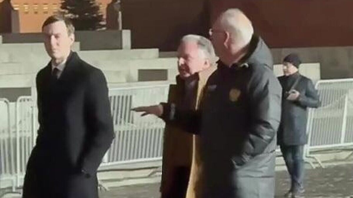 Дмитриев прогулялся с Уиткоффом по Москве в куртке с автографом Путина