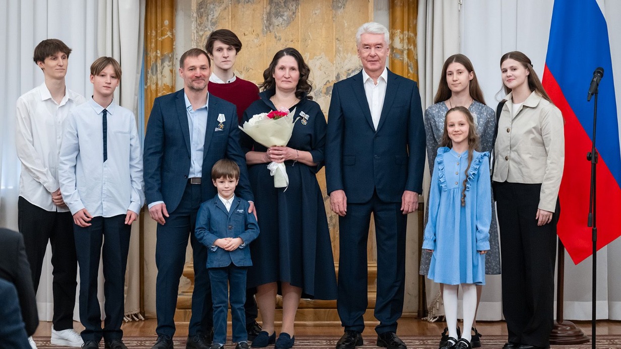 Мэр Москвы Сергей Собянин вручает орден «Родительская слава» супругам Елене и Максиму Сазоновым, которые воспитывают восьмерых детей