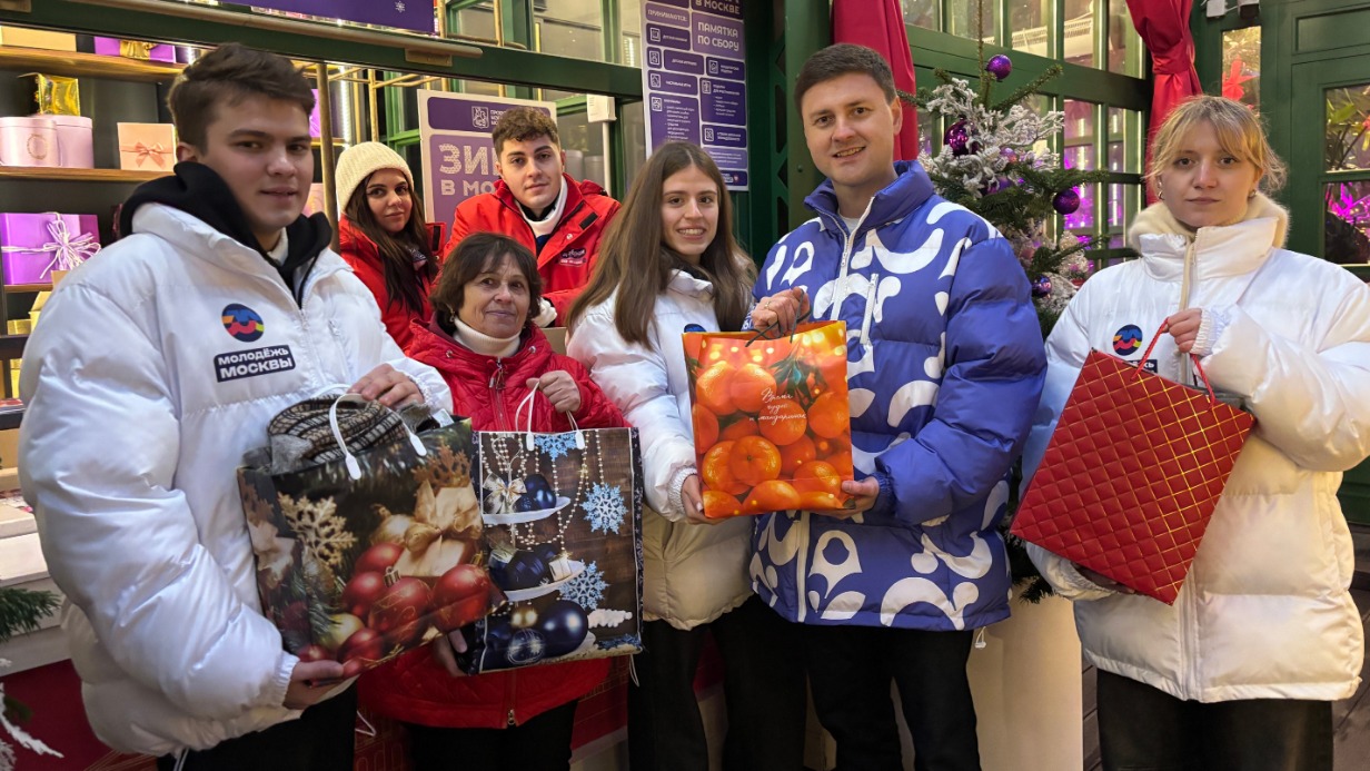 Директор ресурсного центра «Мосволонтер» Александр Левит вместе с добровольцами посетили Тверскую площадь и павильон «Фабрика подарков» проекта «Москва помогает». Александр Левит и волонтеры принесли подарки для детей и участников СВО