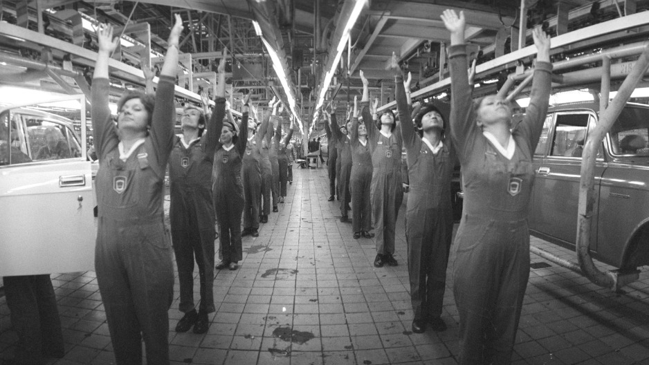 Производственная гимнастика в одном из цехов Московского автомобильного завода имени Ленинского комсомола. Зарядка в СССР была традицией, без которой не начиналось ни одно рабочее утро