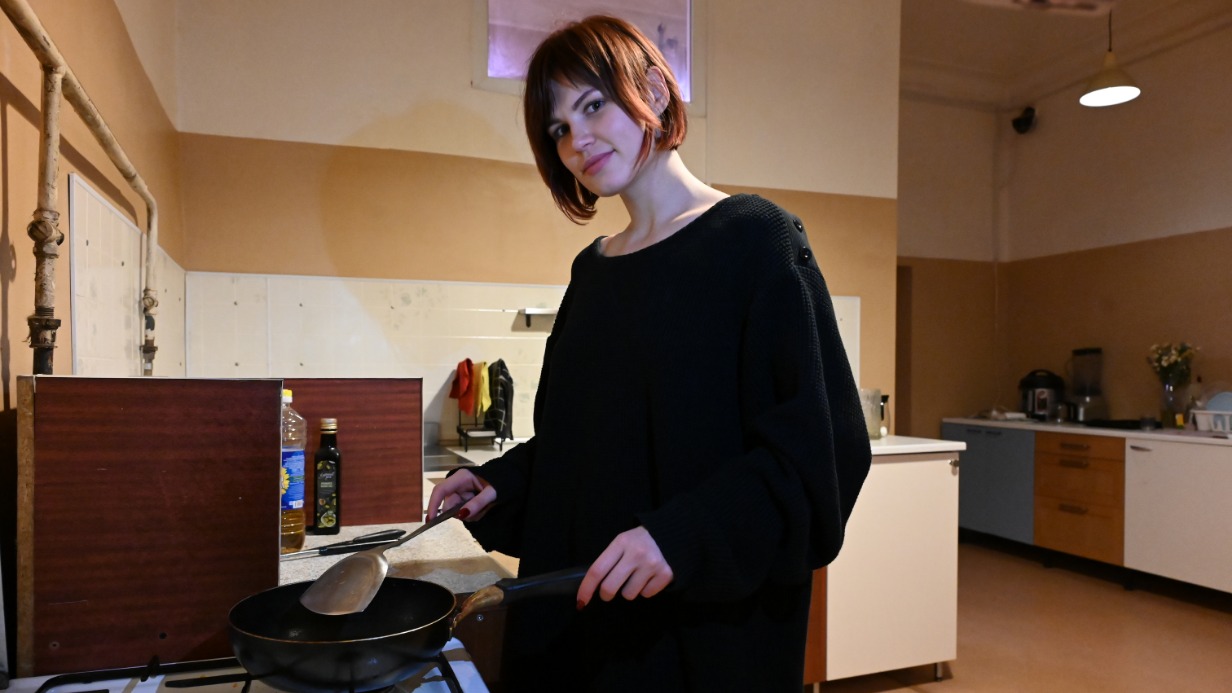 Жительница коммуналки у станции метро «Маяковская» Мария Иванова уверена, что жизнь с соседями веселее и интереснее, чем в одиночестве в отдельной квартире