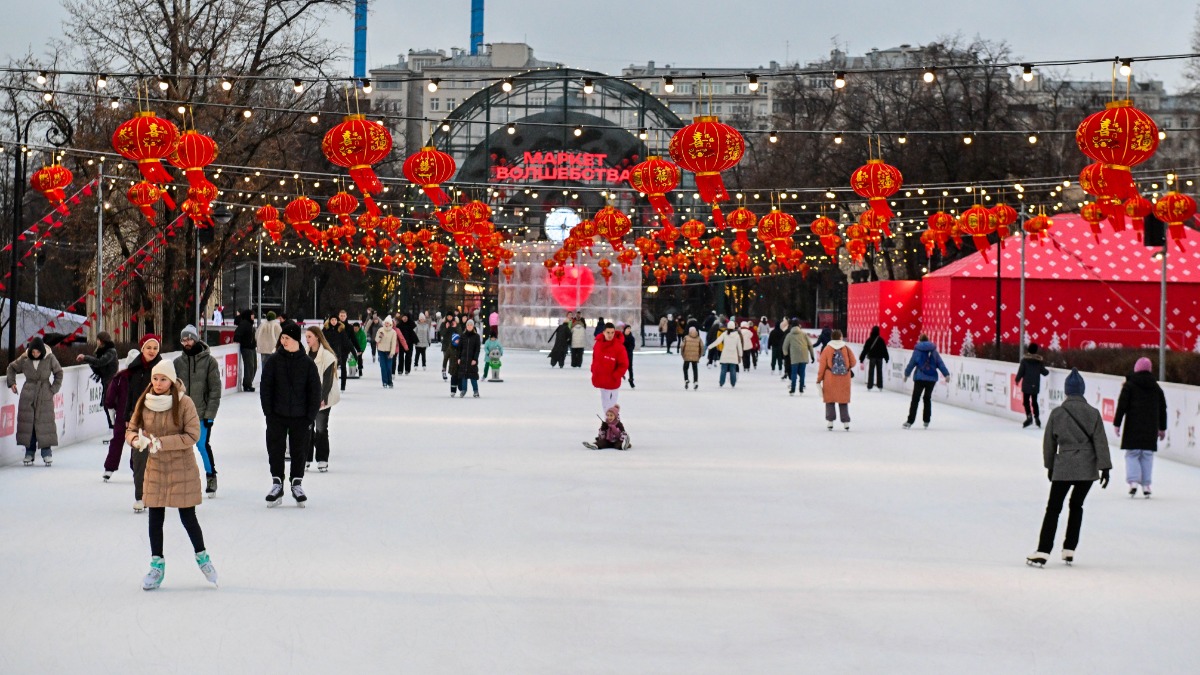 Каток и павильон «Маркет волшебства» на Болотной площади