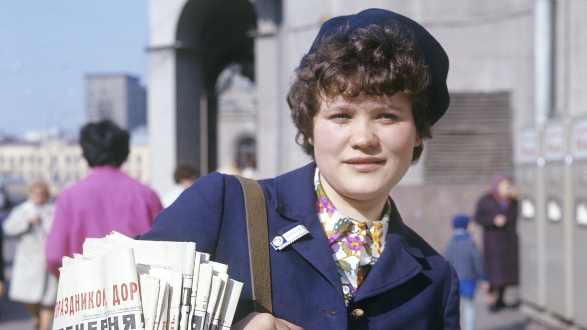 Почтальон разносит газету «Вечерняя Москва»