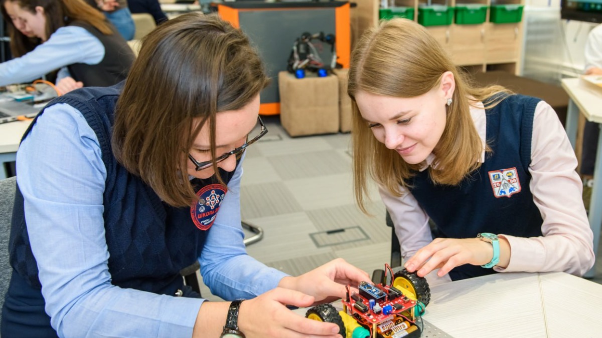 Собянин: Около 10,4 тысячи московских старшеклассников учатся в ИТ-классах 