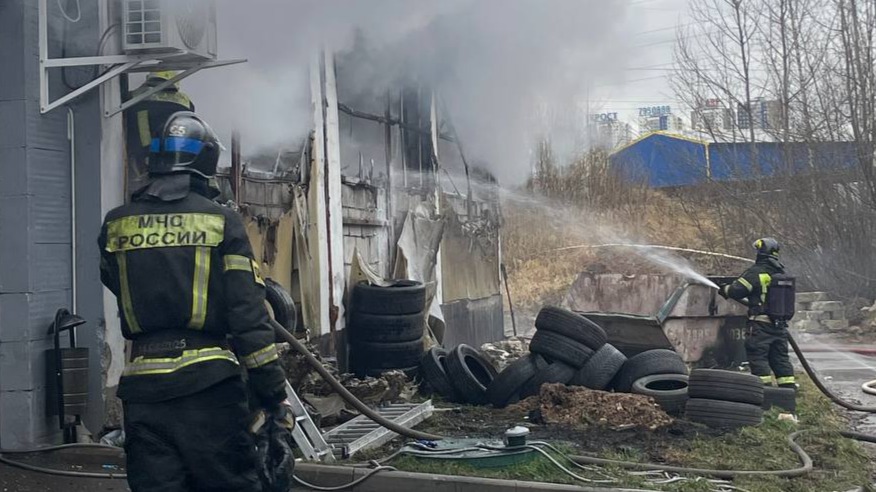 Появились кадры пожара в автосервисе на северо-западе Москвы