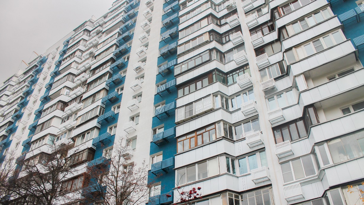 Три жилых дома на улице Липецкая обновляют по современной технологии «мокрый фасад» в 2025 году