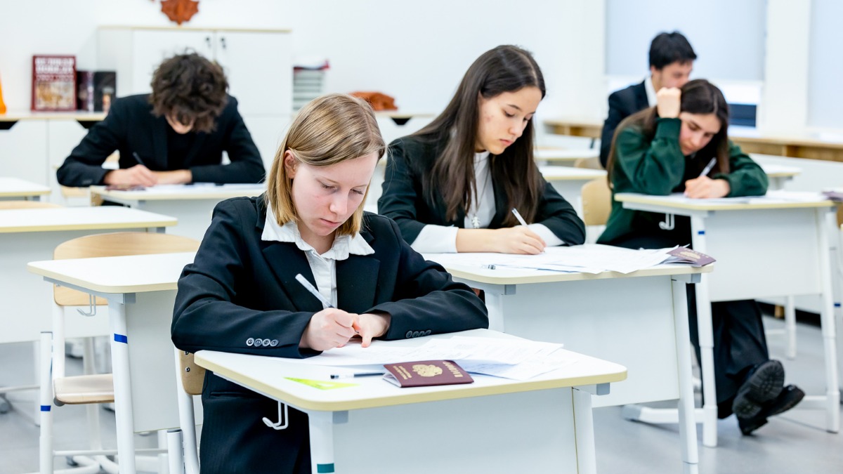 Московские школьники написали итоговое сочинение