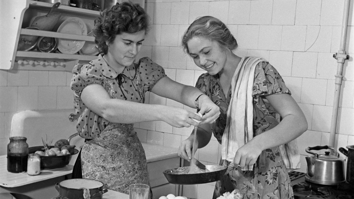 Студентки готовят еду на кухне общежития Московского государственного университета