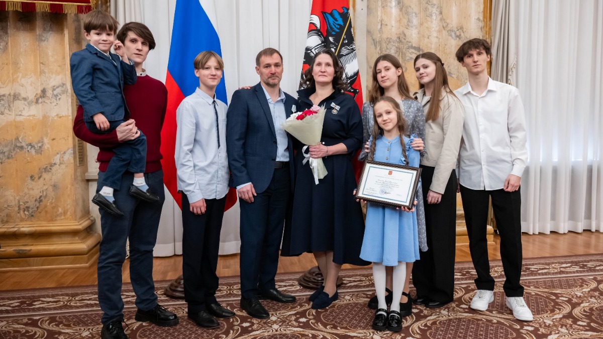 Награжденные Елена Николаевна и Максим Александрович Сазоновы и их дети