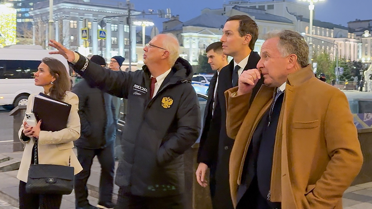 Куртку с цитатой Путина, в которой Дмитриев гулял с Уиткоффом, раскупили за день