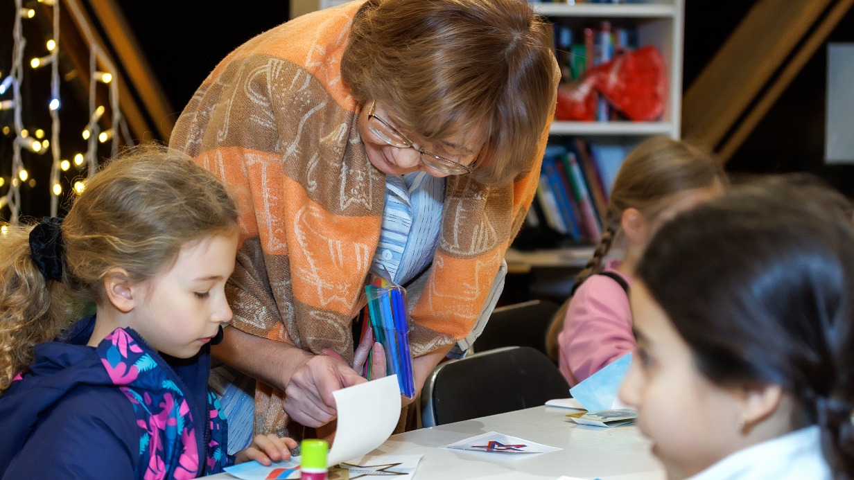В парках «Фили» и «Никулино» научат делать открытки для участников СВО 