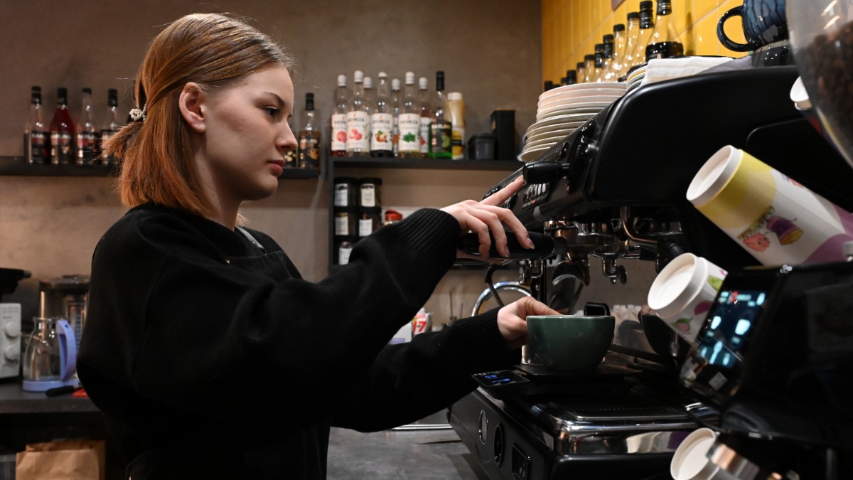 Старший бариста Анастасия Мочалова работает в кофейне на Сретенском бульваре