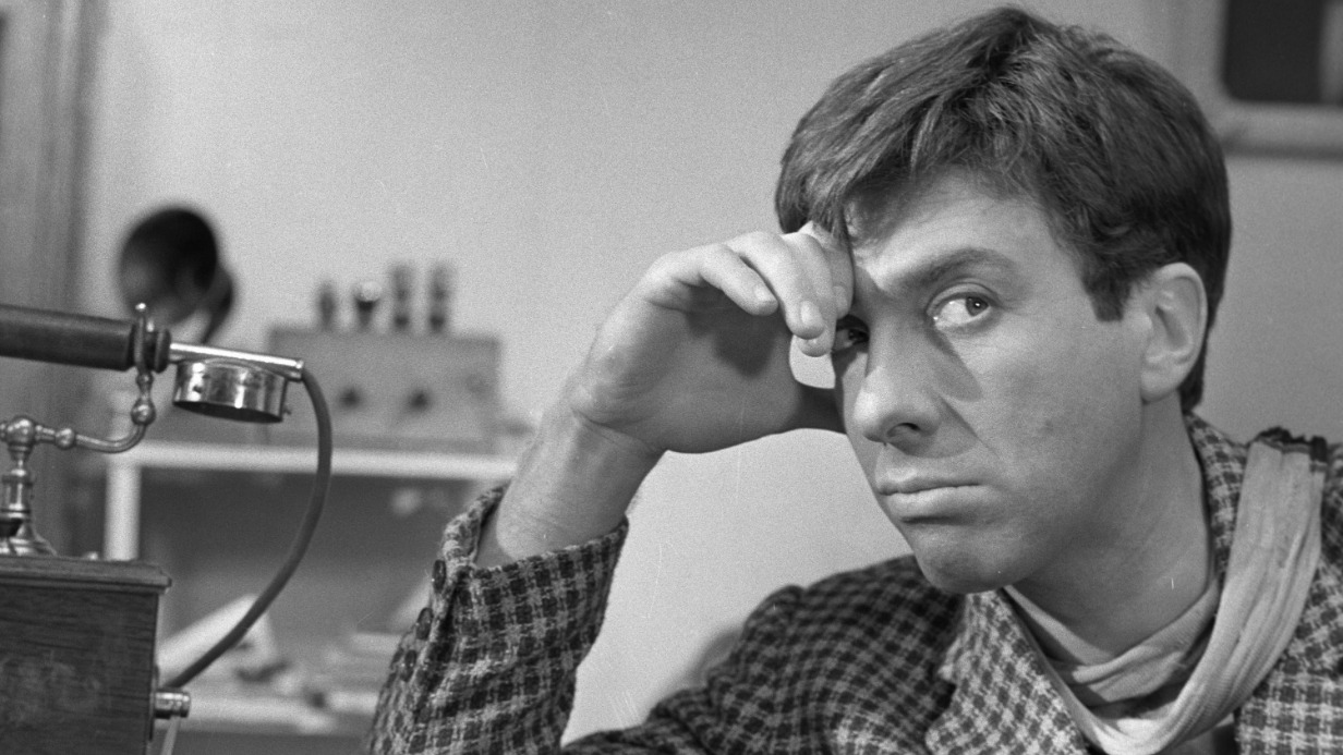 Актер Сергей Юрский в роли Остапа Бендера в сцене из фильма «Золотой теленок» режиссера Михаила Швейцера. Как известно, Бендер был большим мастером пустых обещаний и нереализуемых планов, но ему верили!