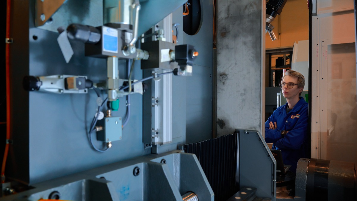 Столичная компания запустит серийное производство шлифовальных станков для обработки деталей авиадвигателей