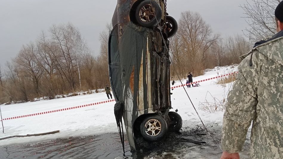 Со дна новосибирского озера достали автомобиль с пролежавшим там 13 лет телом