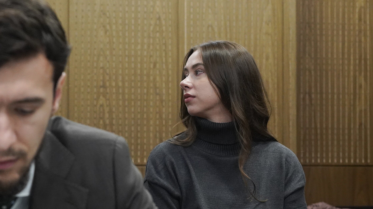 Сестра блогерши Митрошиной расплакалась на судебном заседании