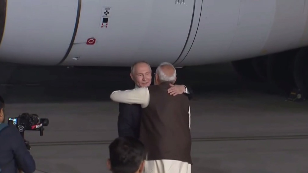 Моди лично встретил и обнял прилетевшего в Индию Путина