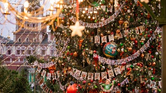 «Город елочных игрушек», ярмарка XIX века и «улица подарков»: как преобразился центр Москвы по маршруту «Сердце столицы»