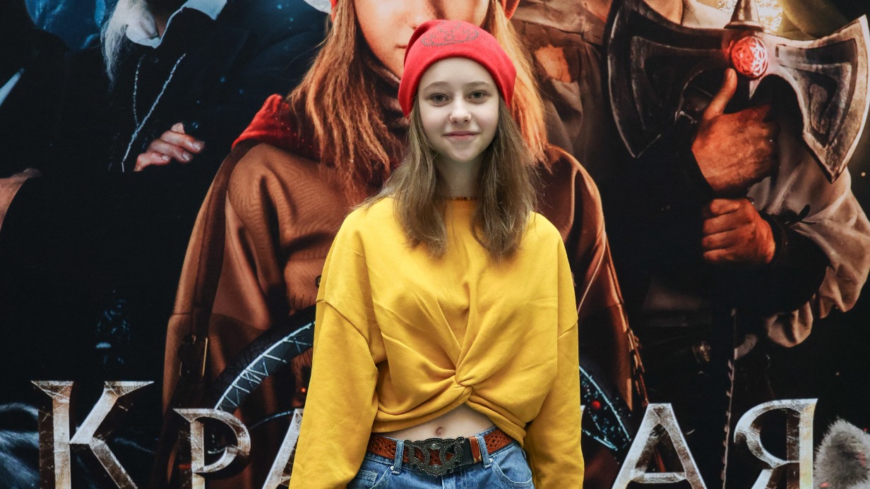 Актриса Таисья Калинина на гала-показе фильма «Красная Шапочка» режиссера Лины Арифулиной в Центральном детском магазине. В этой картине Таисья исполнила роль девочки из рода охотников, которая сражается против волков-оборотней