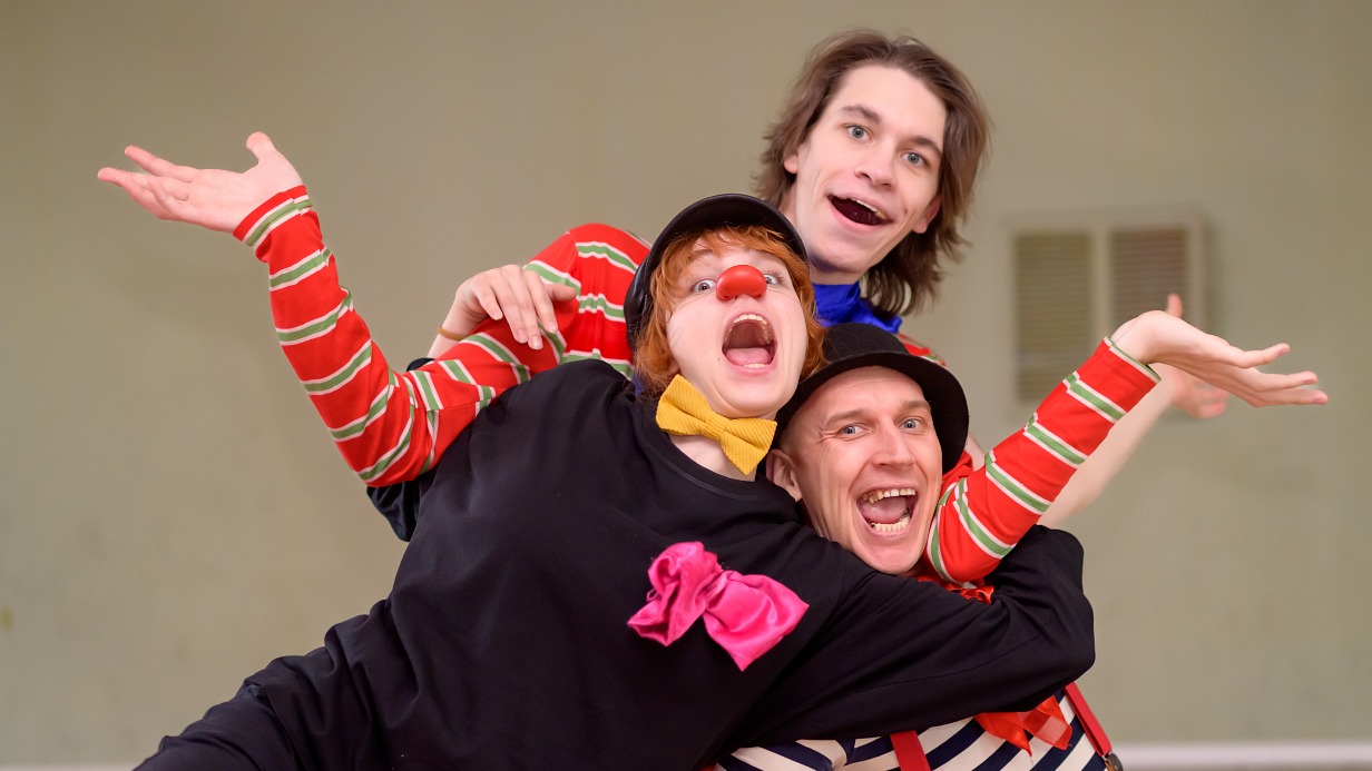 Студенты факультета клоунады Института театрального искусства имени Кобзона Роман Надежкин, Маргарита Загорская и Константин Куршев