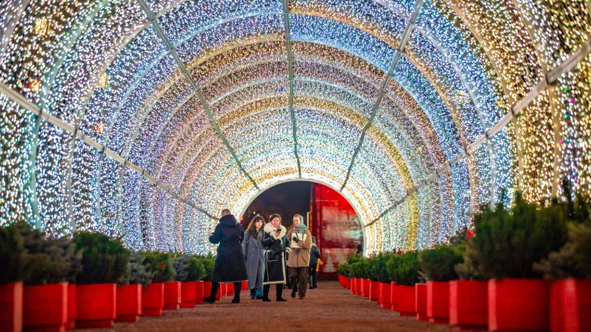 Световые тоннели украсили Москву в преддверии Нового года