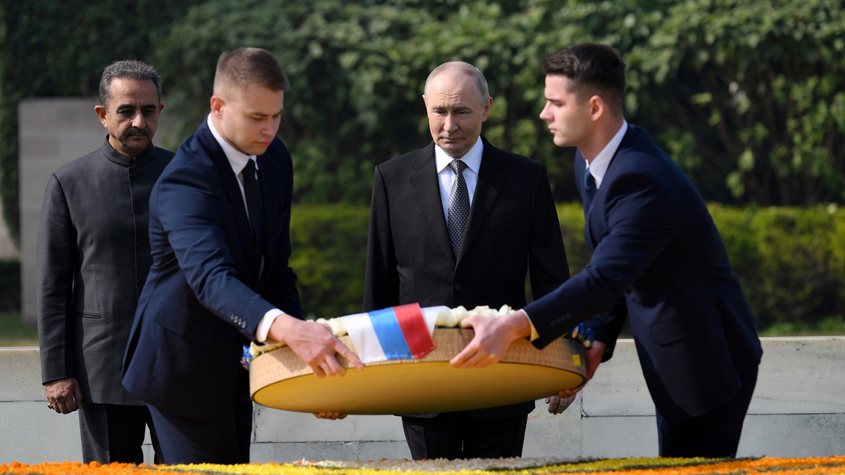 Путин возложил венок к мемориалу Махатмы Ганди