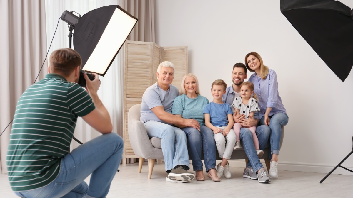 Трудно осознать, что на «семейном фото» может не оказаться ни одного родственника. Но это так...