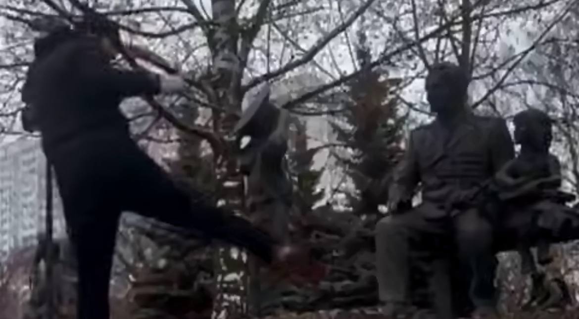 СК возбудил дело на бойца ММА, осквернившего памятник ветеранам МЧС в Москве