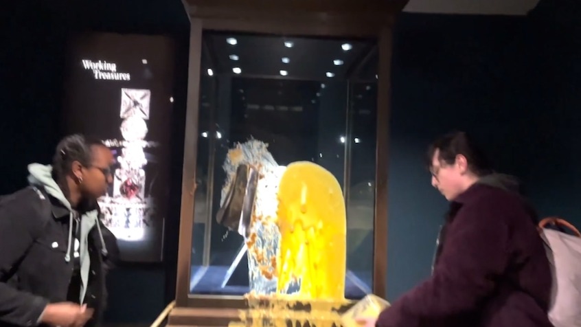 Активисты повредили витрину с короной Британской империи в Тауэре