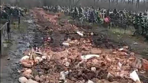 Жители Воронежской области пожаловались на мусор и отсутствие дорог на кладбище