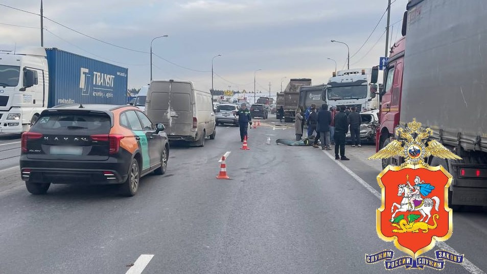 Один человек погиб и четверо пострадали в результате ДТП с грузовиком в Мытищах