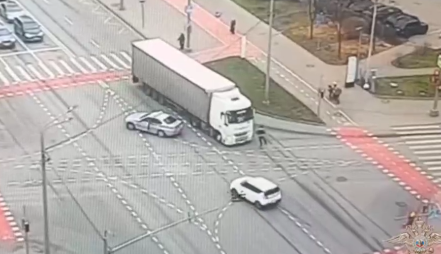 Инспектор ГАИ в Москве на ходу остановил фуру с водителем, потерявшим сознание