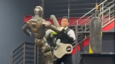 Гуманоидный робот избил собственного создателя в Китае