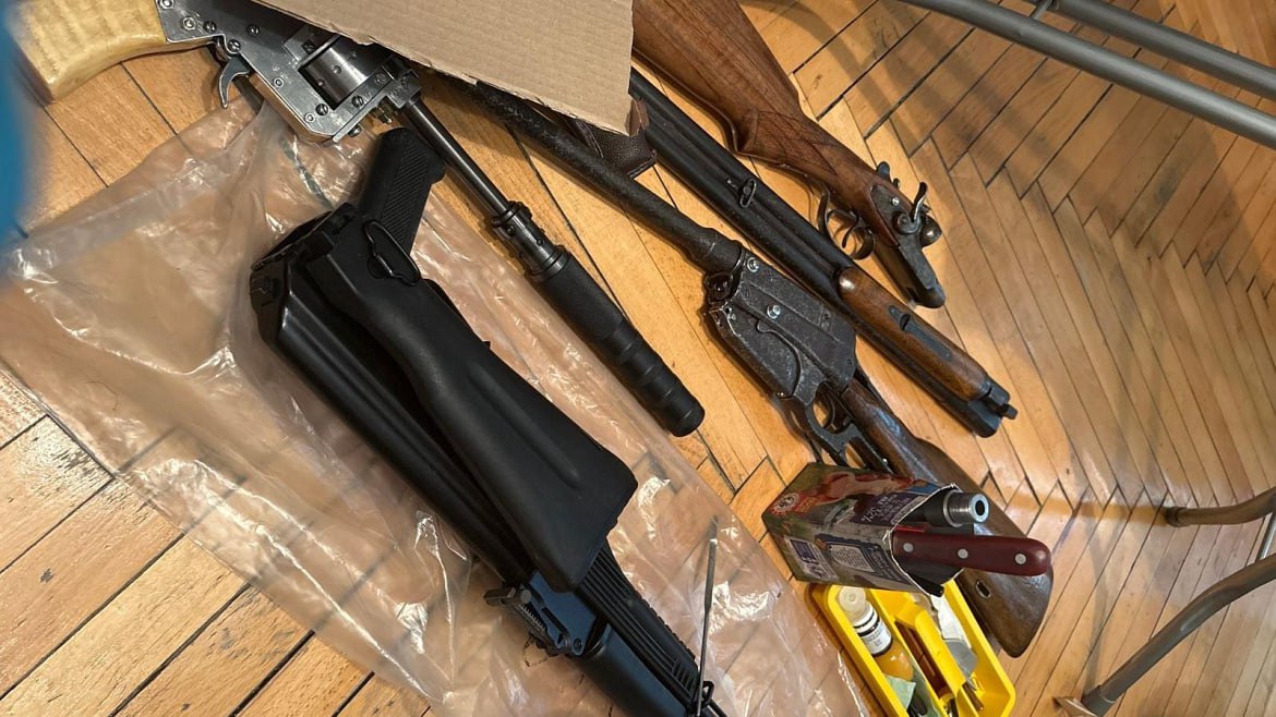 Полицейские нашли дома у москвича оружие и патроны 