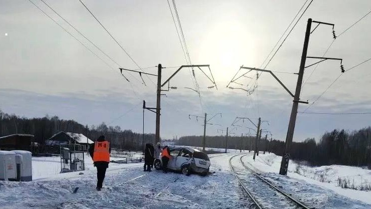 Два пенсионера погибли при столкновении поезда и автомобиля в Алтайском крае