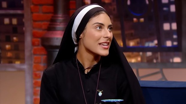 Обучает детей из трущоб: королева красоты из Бразилии стала монахиней