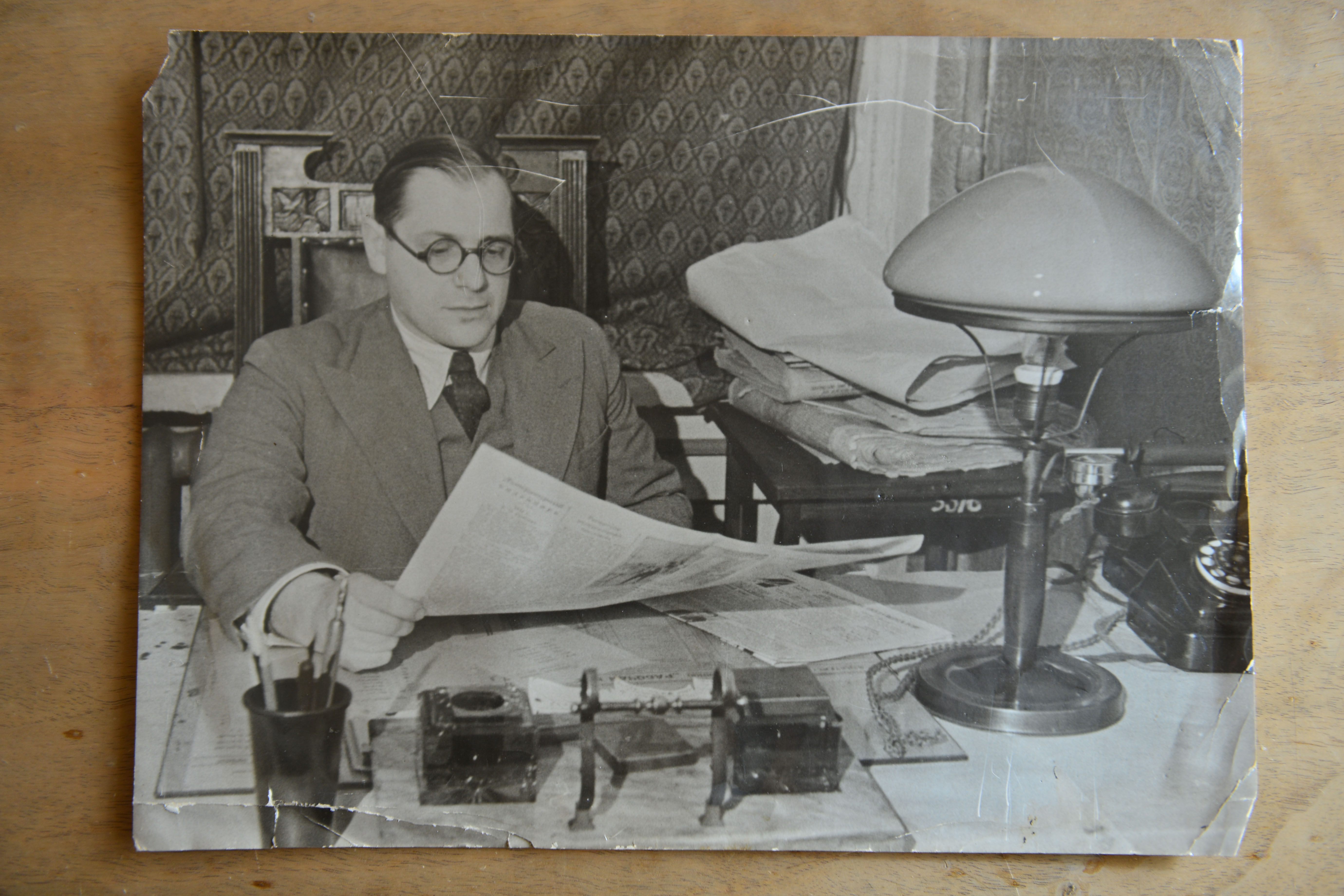 Виктор Орлов (1903–1978), заместитель ответственного редактора «Вечерки». На столе у него газеты за 15 декабря 1938 года, вероятно, в тот же день сделано и фото